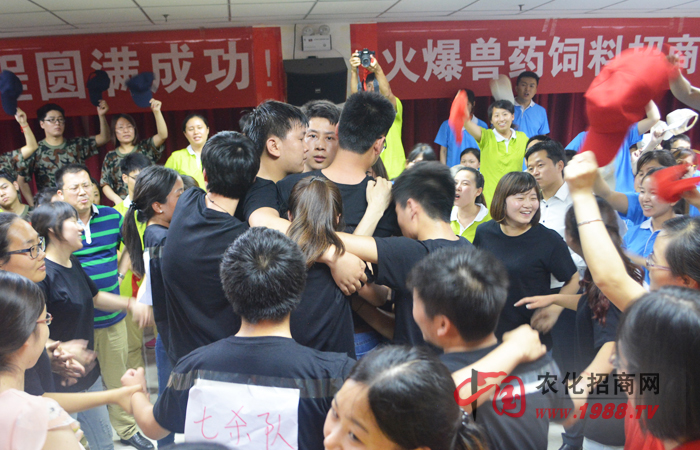 2015年6月20日-21日,鄭州火爆網(wǎng)絡(luò)科技有限公司組織全體員工進(jìn)行了一次“團(tuán)隊(duì)凝聚力訓(xùn)練”,特邀田沂桐老師和李健老師為主講老師,意在激發(fā)火爆人的內(nèi)在潛能、培養(yǎng)團(tuán)隊(duì)協(xié)同作戰(zhàn)能力,超越自我、成就未來(lái)!