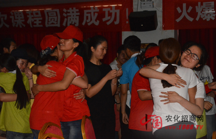 2015年6月20日-21日,鄭州火爆網(wǎng)絡(luò)科技有限公司組織全體員工進(jìn)行了一次“團(tuán)隊(duì)凝聚力訓(xùn)練”,特邀田沂桐老師和李健老師為主講老師,意在激發(fā)火爆人的內(nèi)在潛能、培養(yǎng)團(tuán)隊(duì)協(xié)同作戰(zhàn)能力,超越自我、成就未來(lái)!