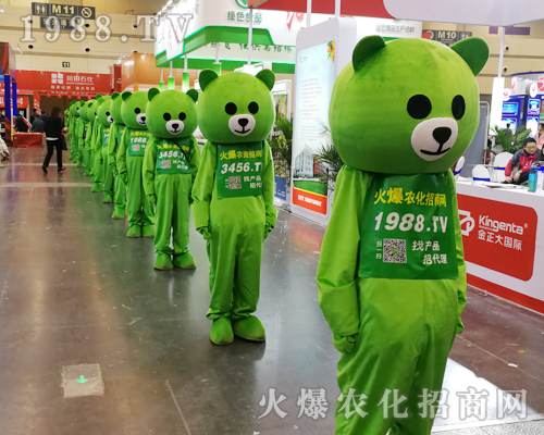     2019第十六屆中原農(nóng)資會火爆小熊“爆爆”不拼顏值，拼勤奮！
