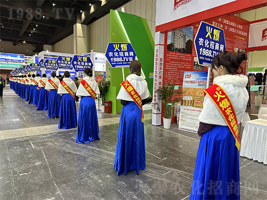 火爆網(wǎng)美女禮儀宣傳隊(duì)亮相2024中原農(nóng)資雙交會(huì)！